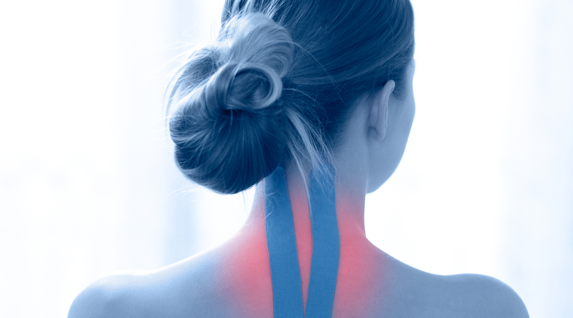 Mujer de espaldas con cinta de kinesiología en el cuello con un fondo blanco