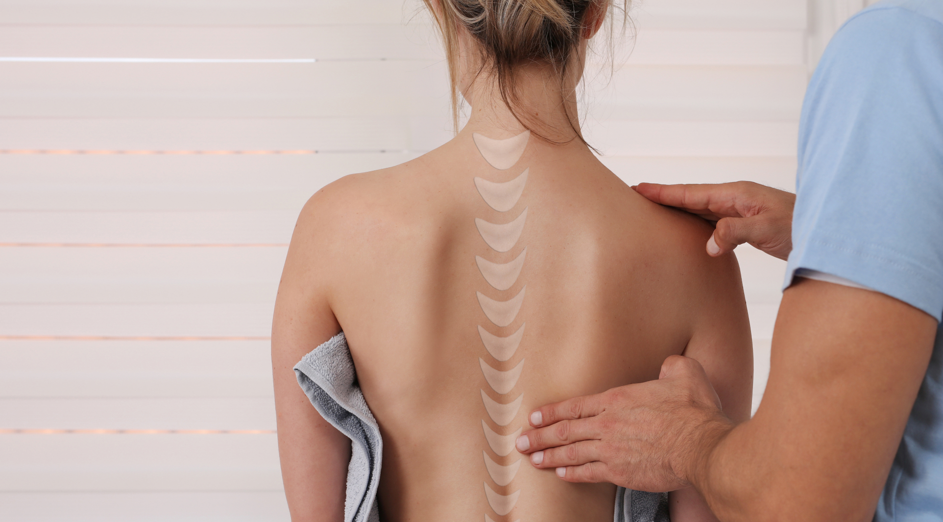Tratamiento osteopatía para alivio del dolor de espalda de una paciente femenina